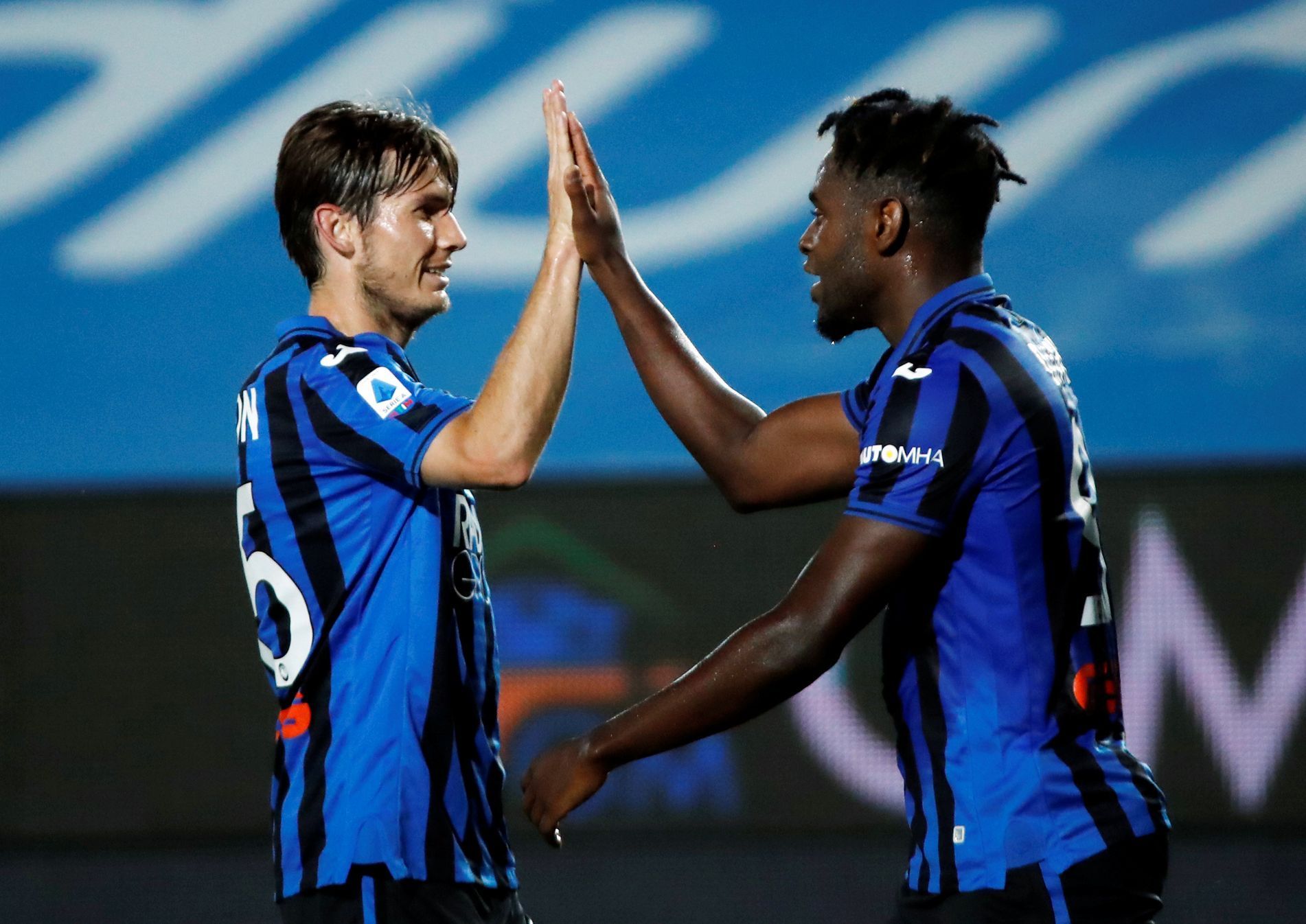 Hráči Atalanty Bergamo Duvan Zapata a Marten de Roon slaví gól v zápase s Brescií.