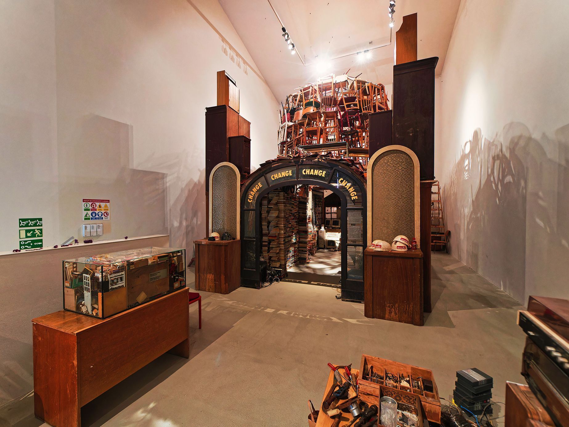 Stavitelé chrámů. Ukázky z výstavy v galerii DOX, Praha, listopad 2022