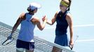Karolína Muchová a Ashleigh Bartyová na Australian Open 2021