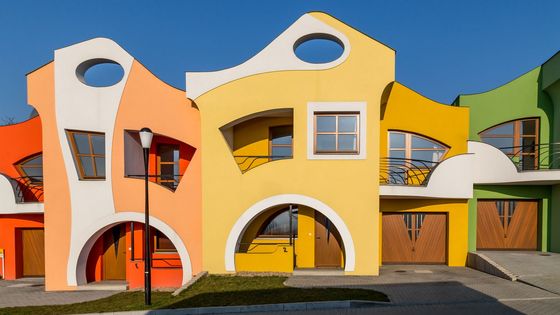 Vinařská ulička plná barev. „Roztančené" Opilé sklepy budí pozornost