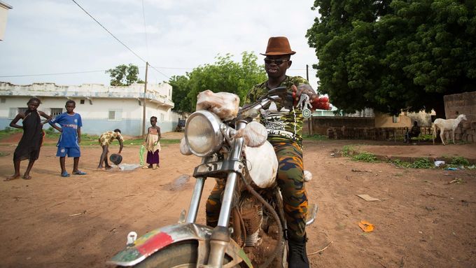 Motorkář v Senegalu helmu neřeší. Pivo si ale před jízdou dát nesmí.