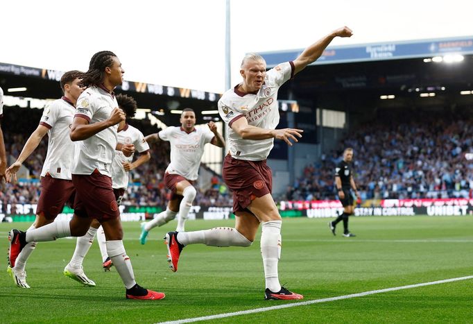 Erling Haaland se spoluhráči slaví gól Manchesteru City na hřišti Burnley.