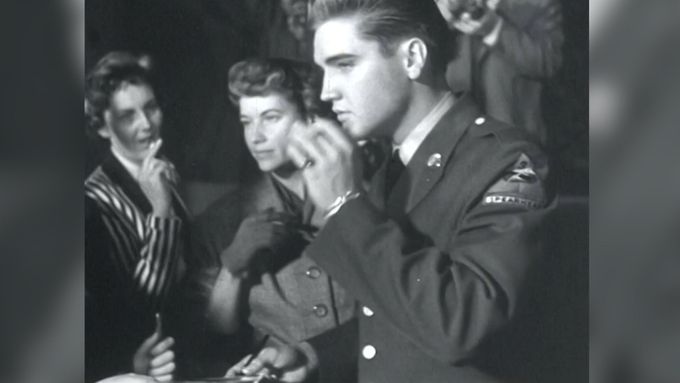 Vzácné záběry Elvise Presleyho. Před šesdesáti lety sloužil v armádě