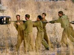 Příslušníci izraelského dělostřelectva čistí kanón, kterým ostřelují jih Libanonu.