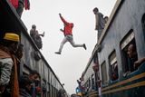 Odvážný snímek s názvem Skákači pochází z Bangladéše a jeho autorem je Josef Bosák. Mládežníci ve stanici v Dháce skáčou z vagonu na vagon.