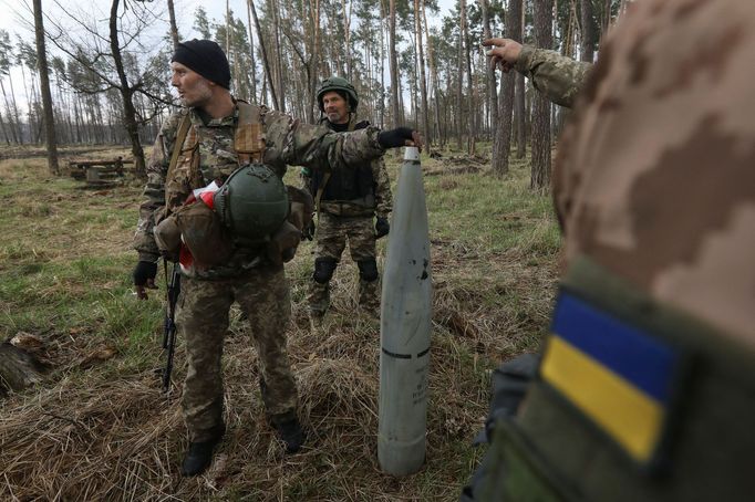 Kyjevská oblast. Ženista drží část ruského dalekonostrelného raketometu Uraganu, jehož maximální dostřel stanovuje 120 kilometrů.