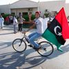 Rebel s vlajkou někdejšího Libyjského království slaví pád Báb-al-Azízíje