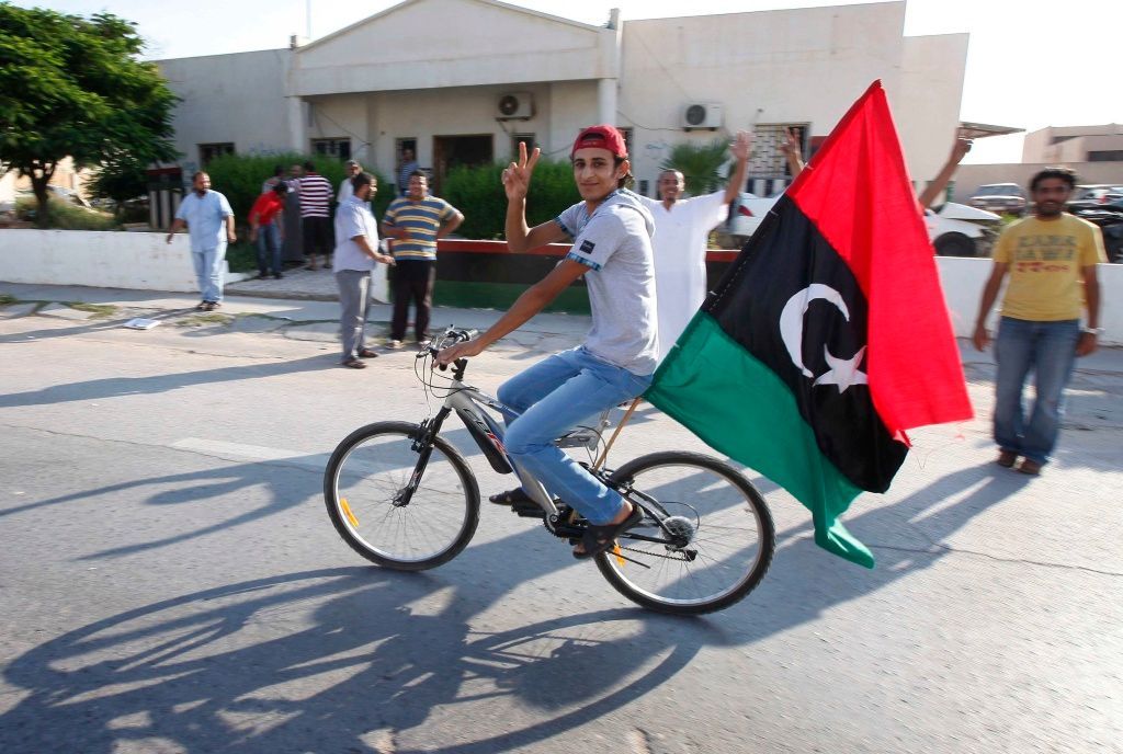 Rebel s vlajkou někdejšího Libyjského království slaví pád Báb-al-Azízíje