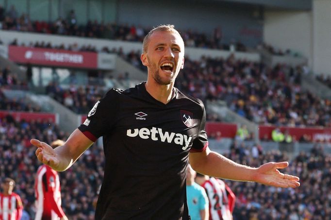 Soccer Football - Premier League - Brentford v West Ham United - GTech Community Stadium, London, Britain - September 28, 2024 West Ham United's Tomas Soucek celebrates s