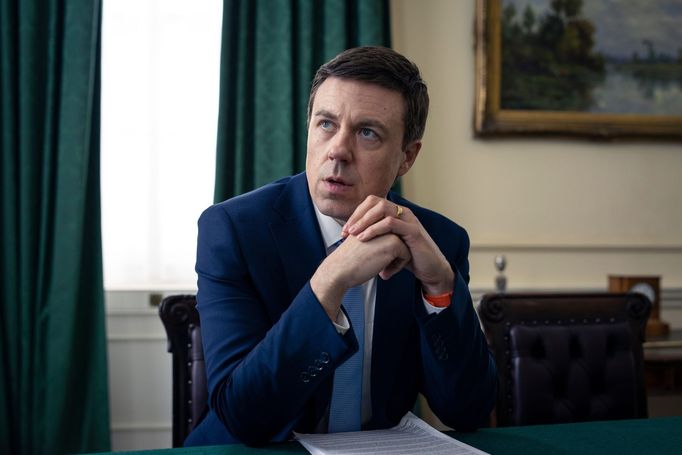 Andrew Buchan jako ministr zdravotnictví Matt Hancock.