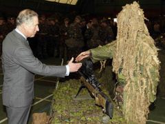 Princ Charles se zdraví s vojákem během návštěvy základny v Belfastu.