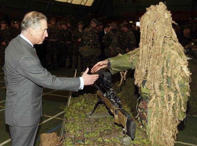 Princ Charles se zdraví s vojákem během návštěvy základny v Belfastu.