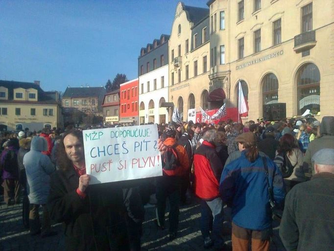 Stovky lidí v Náchodě protestují proti těžbě břidlicového plynu.