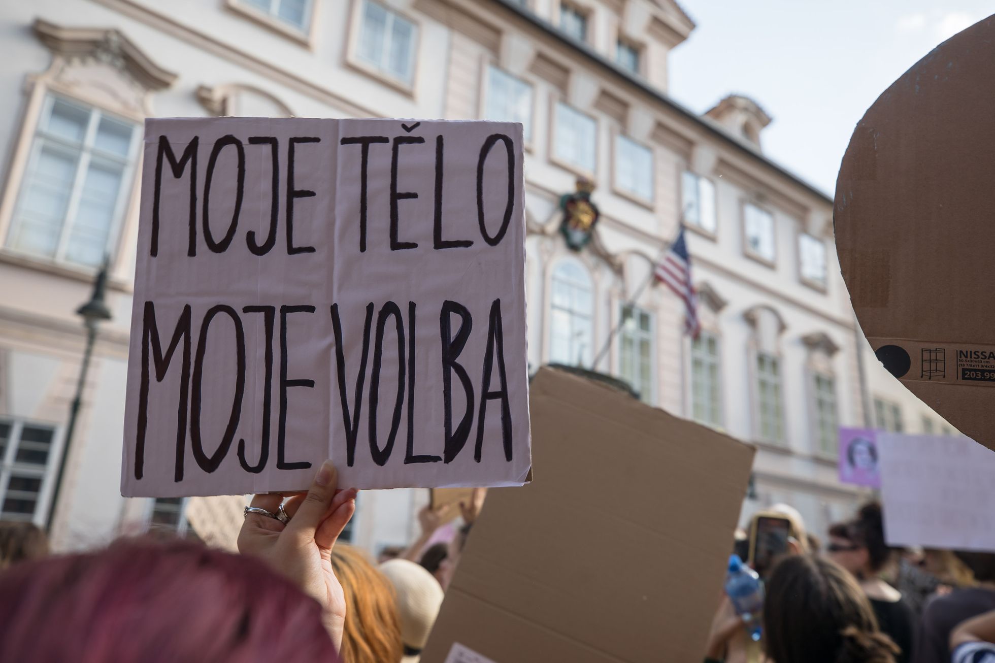 Pochod Amnesty International proti rozhodnutí amerického nejvyššího soudu v otázce potratů