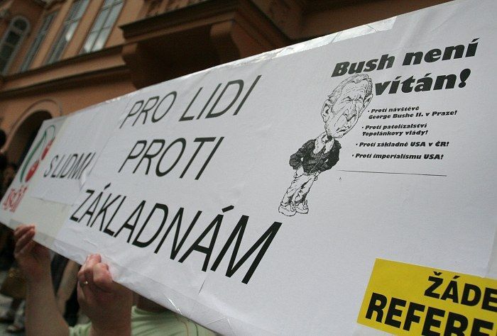 Demonstrace KSČM proti Bushovi a radaru
