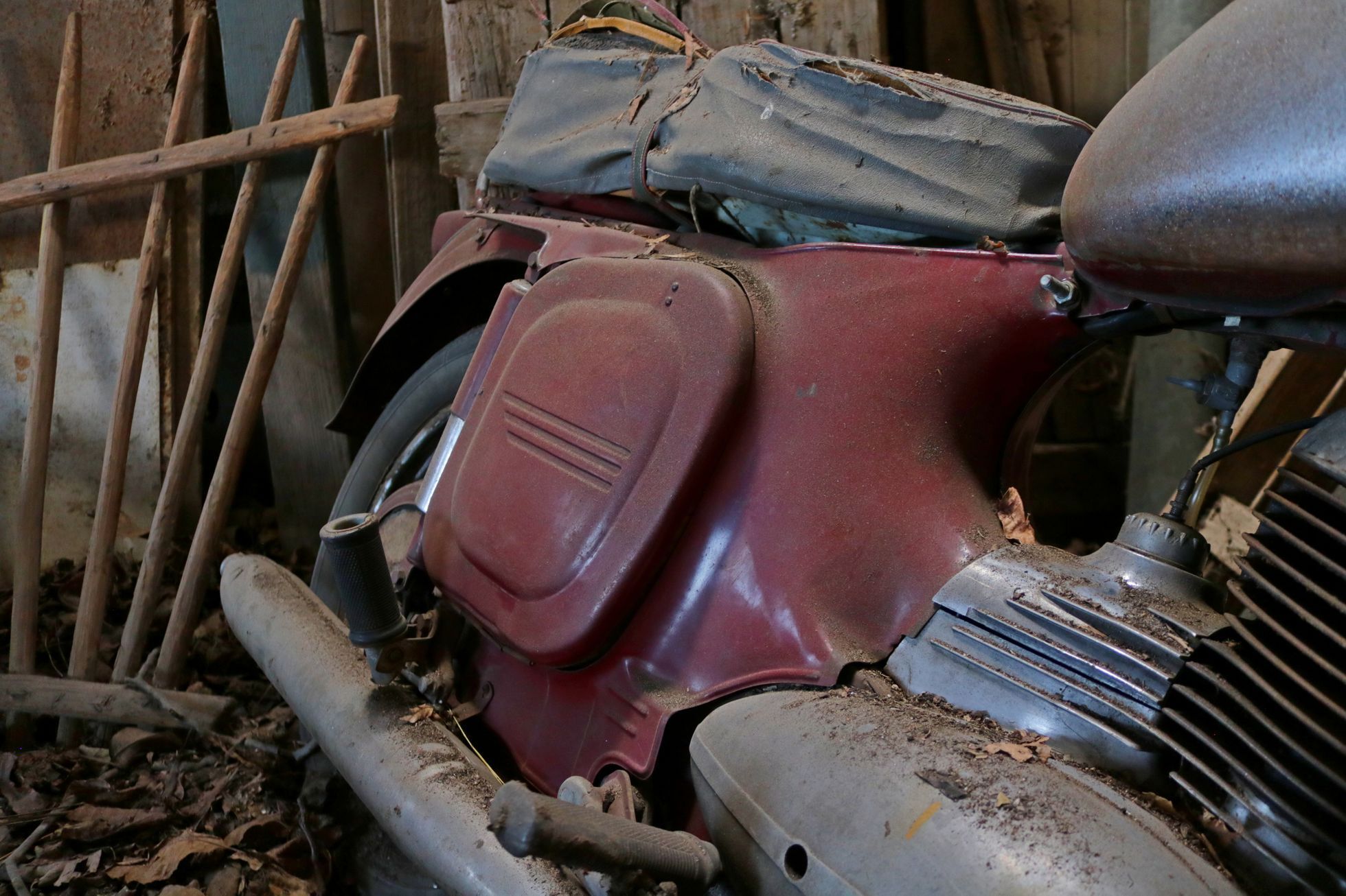 Jawa 250 panelka na renovaci, 1. díl nález ve stodole