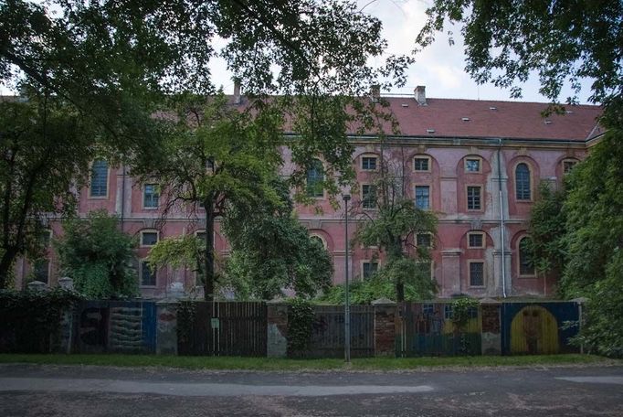 Zadní stranu objektu Invalidovny obklopuje rozsáhlá zahrada, která je oplocena dřevěnou ohradou.