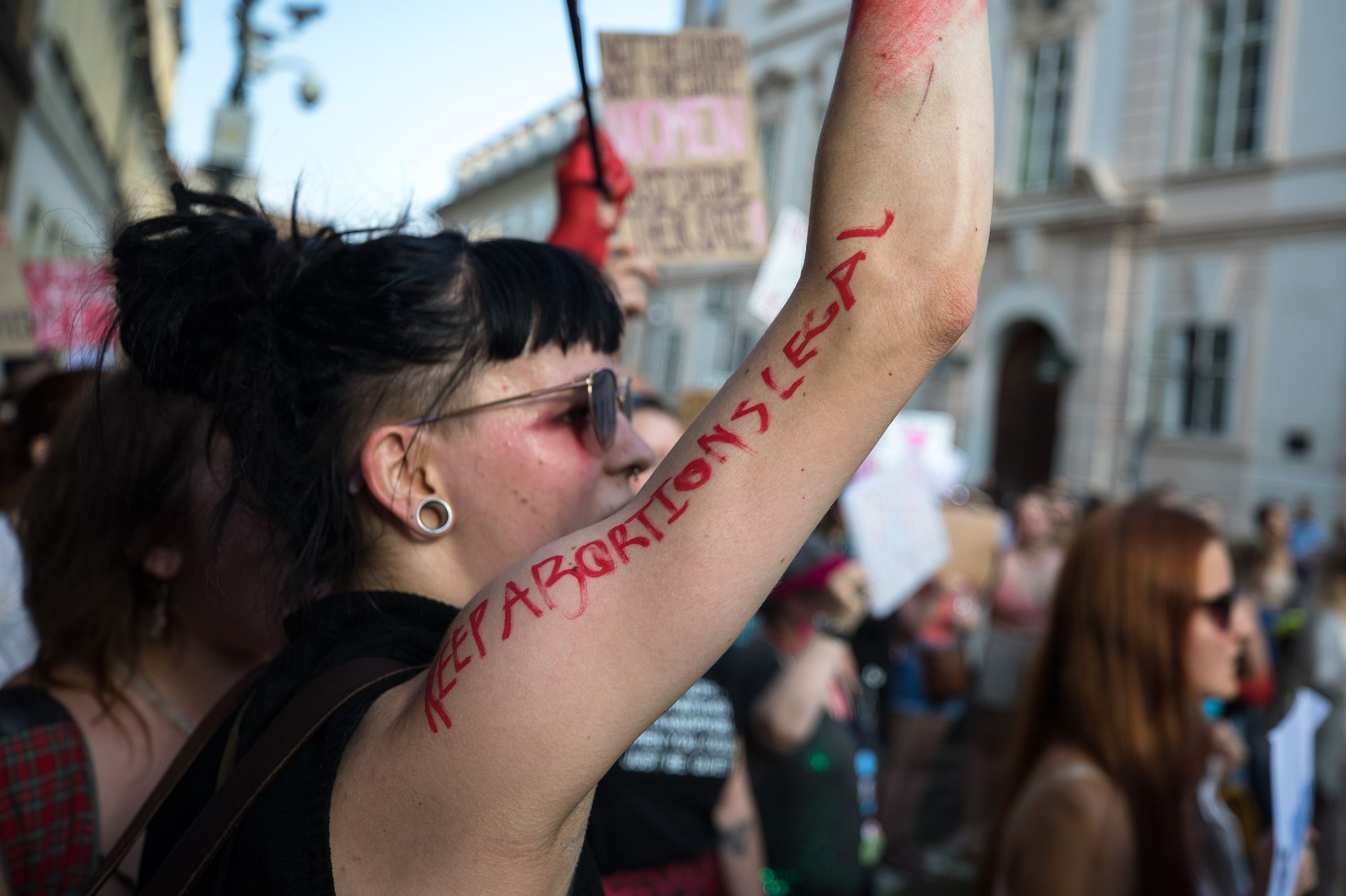 Pochod Amnesty International proti rozhodnutí amerického nejvyššího soudu v otázce potratů
