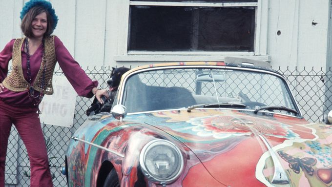 Janis Joplin se svým vozem.