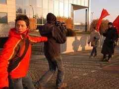 Režisérka Linda Jablonská při natáčení filmu Kupředu levá, kupředu pravá