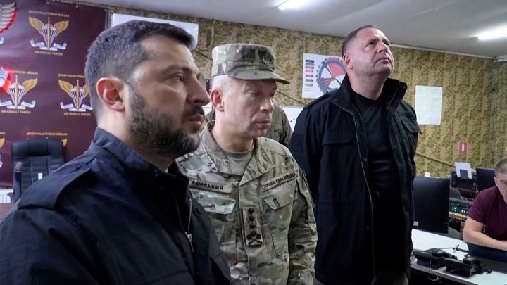 Zelenského před koncem zachránil nečekaný hráč. Kolem jeho nejbližšího už přituhuje