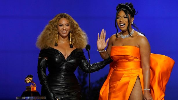 Megan Thee Stallion a Beyoncé přebírají Grammy za track Savage. Foto: ČTK/AP