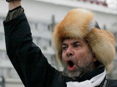Jeden z protestujících proti falšování parlamentních voleb v městě Krasnojarsk.