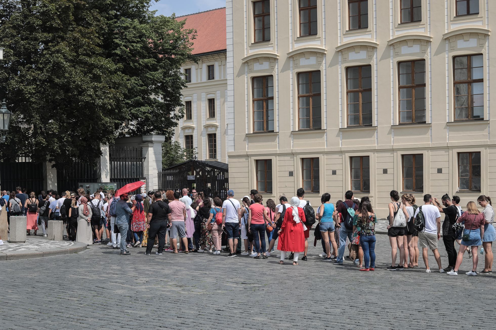 Pražský Hrad - léto 2019 - fronty, turisti, uzavírky