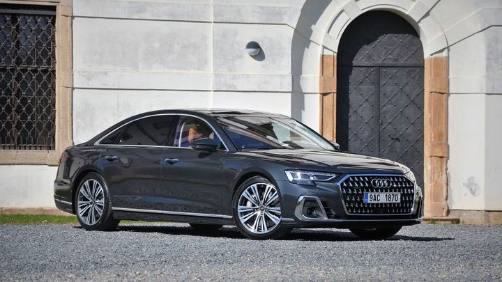 Luxus ze staré školy. Osmiválcové Audi A8 L je mistr přejíždění spících policistů; Zdroj foto: Martin Přibyl