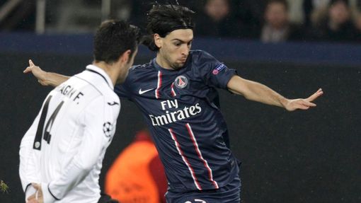 Fotbal, Liga mistrů, Paris St Germain - Valencie: Javier Pastore (vpravo) -  Antonio Barragan