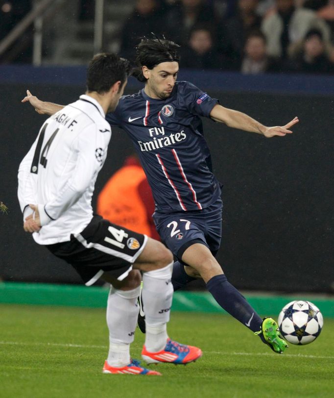 Fotbal, Liga mistrů, Paris St Germain - Valencie: Javier Pastore (vpravo) -  Antonio Barragan