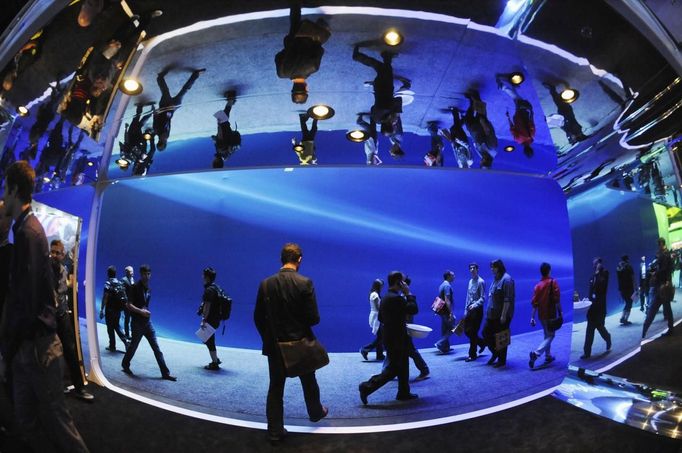 RNPS IMAGES OF THE YEAR 2012 - Attendees pass between display areas during the Electronic Entertainment Expo (E3), in Los Angeles June 5, 2012. REUTERS/Phil McCarten (UNITED STATES - Tags: ENTERTAINMENT BUSINESS SCIENCE TECHNOLOGY TPX IMAGES OF THE DAY) Published: Pro. 5, 2012, 11:09 odp.