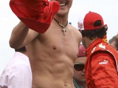 Bývalý pilot F1 Michael Schumacher se zdraví s fanoušky po vítězství na motokárovém závodě International Challenge of Go-Kart Champs v Brazílii.