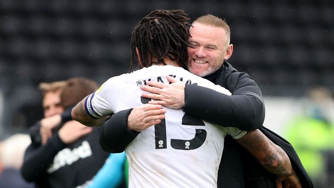 Wayne Rooney coby kouč druholigového Derby slaví s jedním ze svých svěřenců