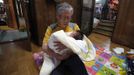 South Korean pastor Lee Jong-rak holds an abandoned baby boy as he prays at Joosarang church in Seoul September 18, 2012. The South Korean pastor who runs a "baby box" where mothers can leave unwanted infants has seen a sharp increase in the number of newborns being left there because, the pastor says, of a new law aimed protecting the rights of children. South Korea is trying to shed a reputation of being a source of babies for adoption by people abroad. It is encouraging domestic adoption and tightening up the process of a child's transfer from birth mother to adoptive parents. Picture taken September 18, 2012. REUTERS/Kim Hong-Ji (SOUTH KOREA - Tags: SOCIETY) Published: Říj. 7, 2012, 6:47 dop.