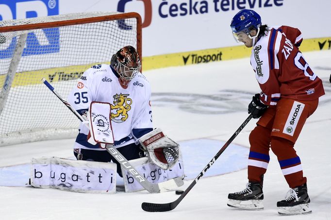 Brankář Eero Kilpeläinen z Finska a Filip Zadina z České republiky v zápase Carlson Hockey Games v Pardubicích.