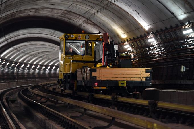 Pokládka posledních vyzařovacích kabelů sítě LTE v tunelech pražského metra ve stanici Rajská zahrada v noci na 24. listopadu 2021 v Praze.