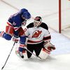 Stepan nadskakuje před Brodeurem v zápase NY Rangers - New Jersey Devils