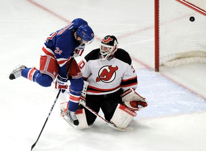 Stepan nadskakuje před Brodeurem v zápase NY Rangers - New Jersey Devils