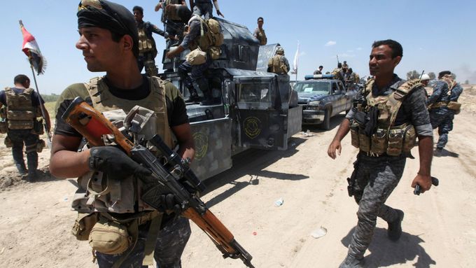 Iráčtí vojáci na okraji Fallúdže.