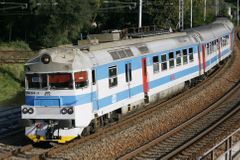 Chaos na železnici: Na Moravě označí vlaky zeleným pruhem, dveře pro nástup se omezí