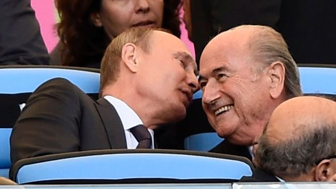 Tak za čtyři roky v Lužnikách. (Vladimir Putin a Sepp Blatter v hledišti mistrovství světa v Brazílii.)