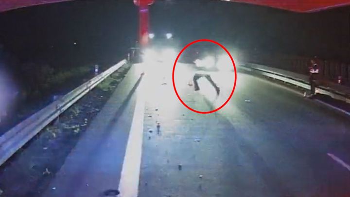 Rozhodl zlomek sekundy. Na oslněného policistu z Olomoucka se řítil autobus; Zdroj foto: Aktuálně.cz/Policie ČR