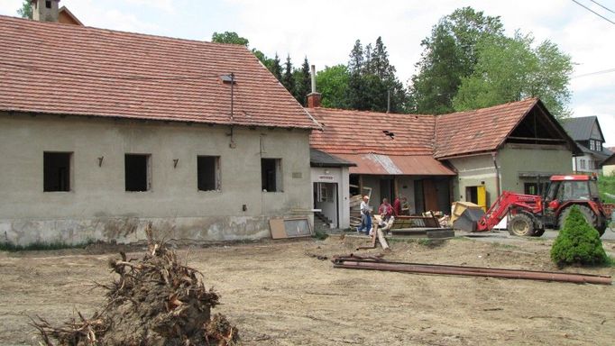 Takto vypadal starý obecní úřad v Lidečku, když se začal přestavovat na společenské centrum.