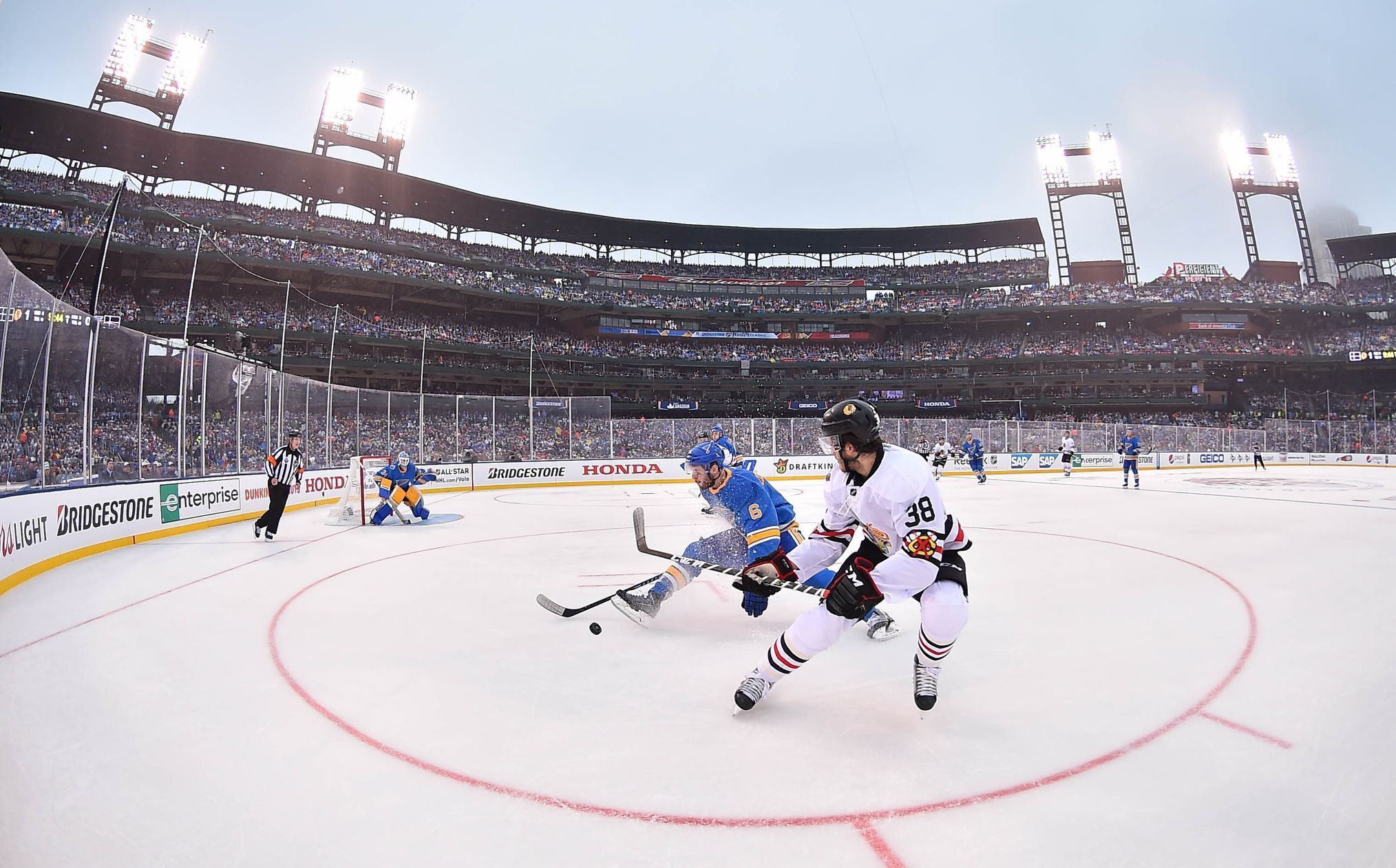 Матч ледовый. Зимняя классика НХЛ. Хоккей НХЛ зимняя классика. NHL Winter Classic матчи. Хоккей на открытом воздухе НХЛ.