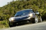 Tesla Roadster – Dnes už na tento vůz málokdo vzpomene, ale ještě v době, kdy byl projekt na elektrická luxusní auta Elona Muska v plenkách, si Trump pořídil tento model. Auto založené na britském Lotusu Elise mělo dojezd až 390 kilometrů. Vyrábělo se mezi lety 2008 a 2012.