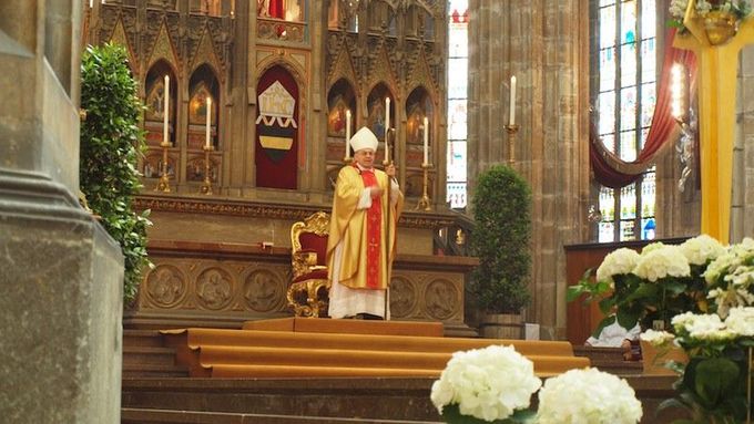 Kardinál Vlk při bohoslužbě v katedrále svatého Víta.
