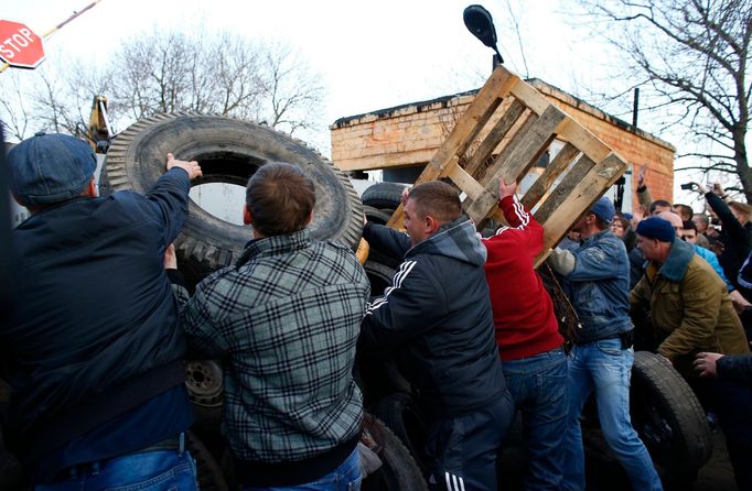 Pro-Russia protesters build a barricade in front of an Ukrainian airbase in Kramatorsk, in eastern Ukraine April 15, 2014.