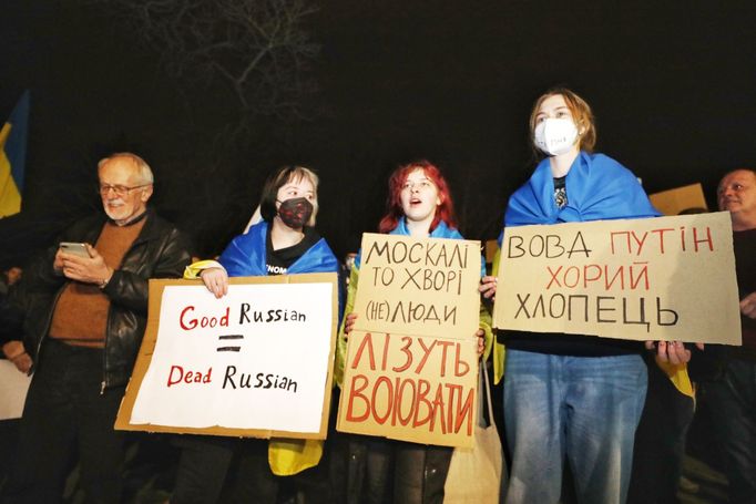 Záběry z pražské demonstrace před ruskou ambasádou na podporu napadené Ukrajině.