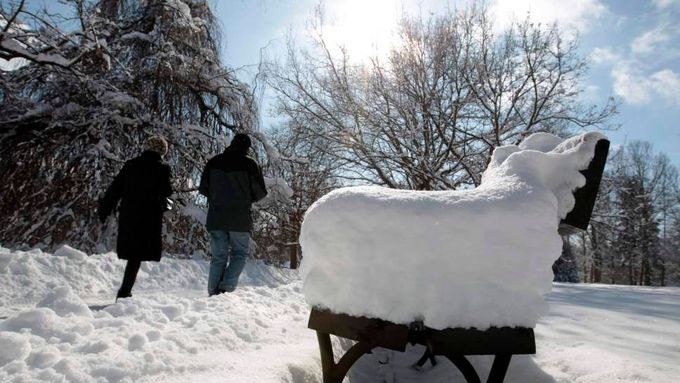 Evropu zaskočil návrat zimy, místo sněženek opět závaly sněhu